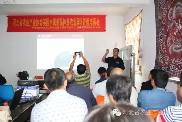 美國園藝及小漿果專家高愉教授來河北進行指導